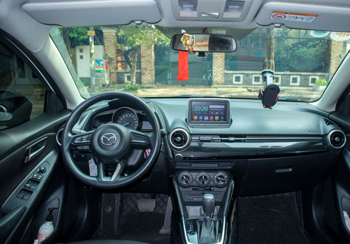 Khoang lái Mazda 2 2021 thiết kế tối giản nhưng vẫn sang