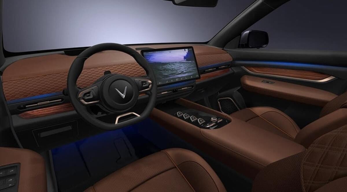 Khoang lái nổi bật với màn hình giải trí trung tâm cỡ lớn