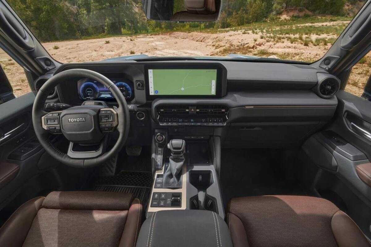 Khoang lái và bảng taplo của nội thất Toyota Land Cruiser Prado