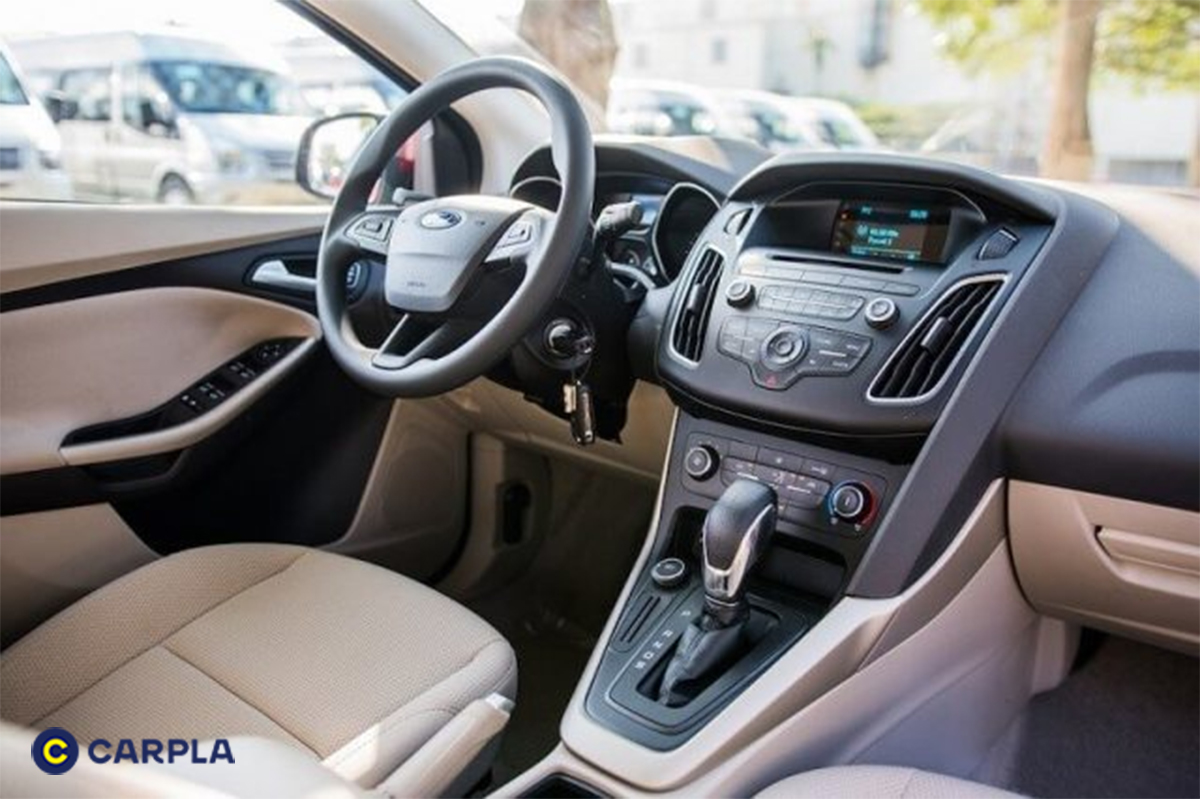 Khoang lái đầy đủ tiện nghi, trang bị nhiều công nghệ tiện ích