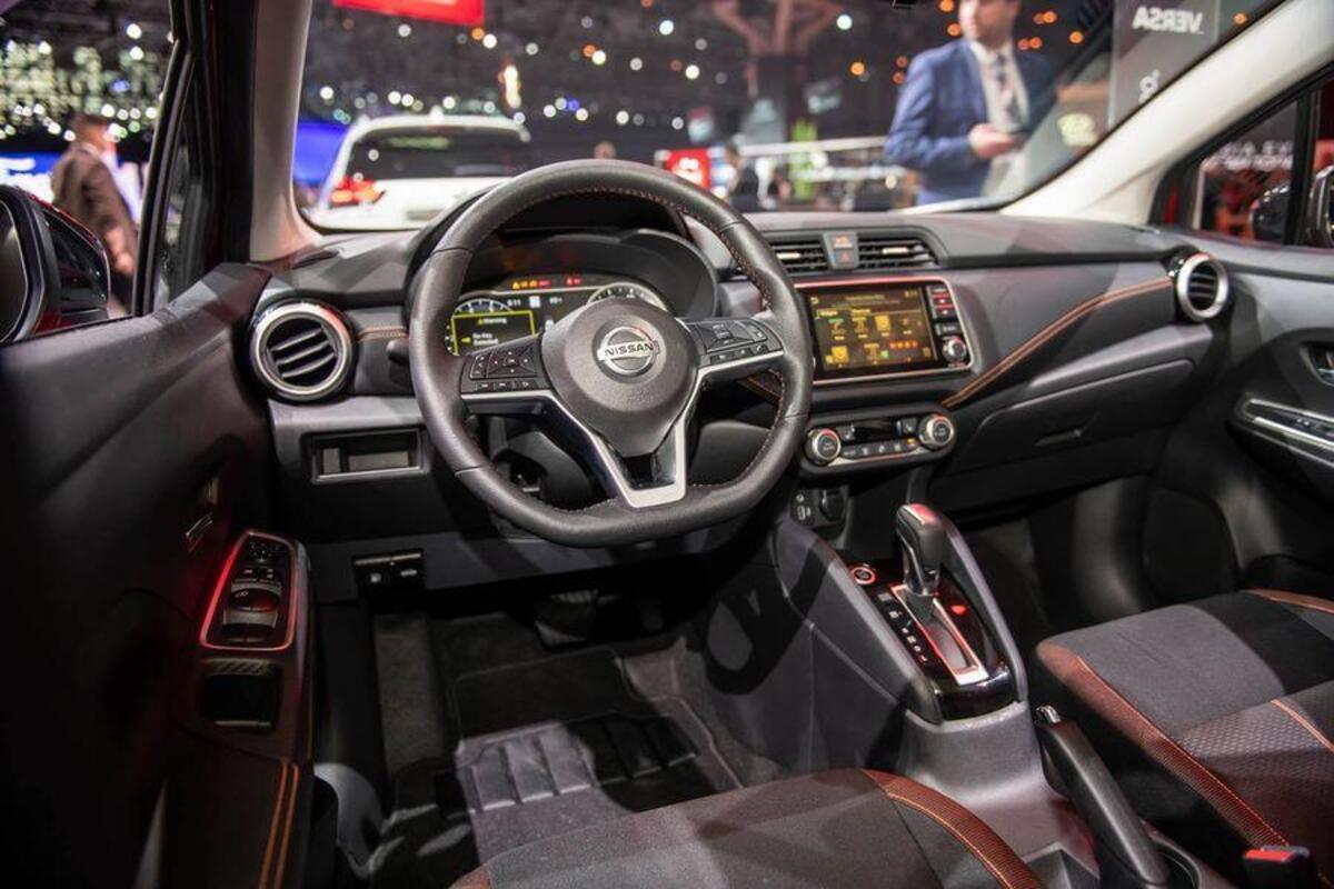 Khoang Lái Nissan Sunny 2022 đầy tính tiện ích