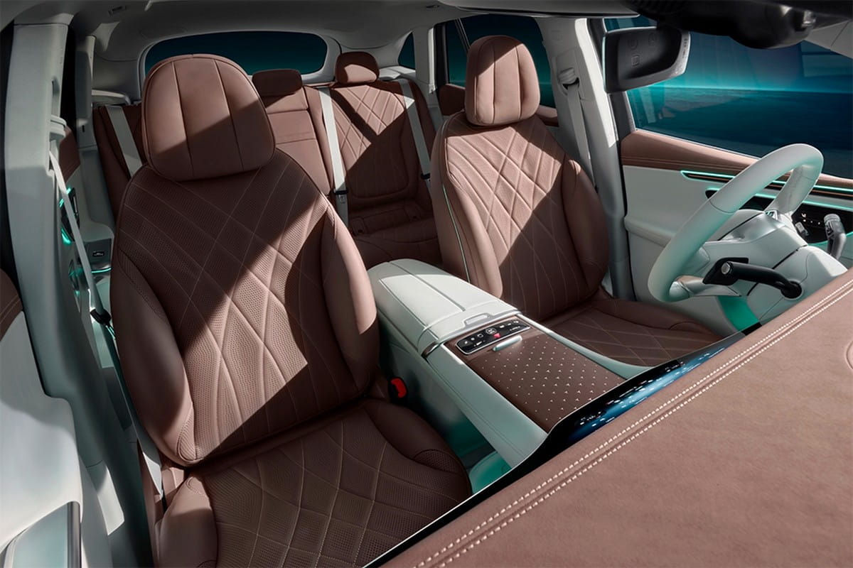Khoang ngồi rộng rãi của Mercedes EQE SUV