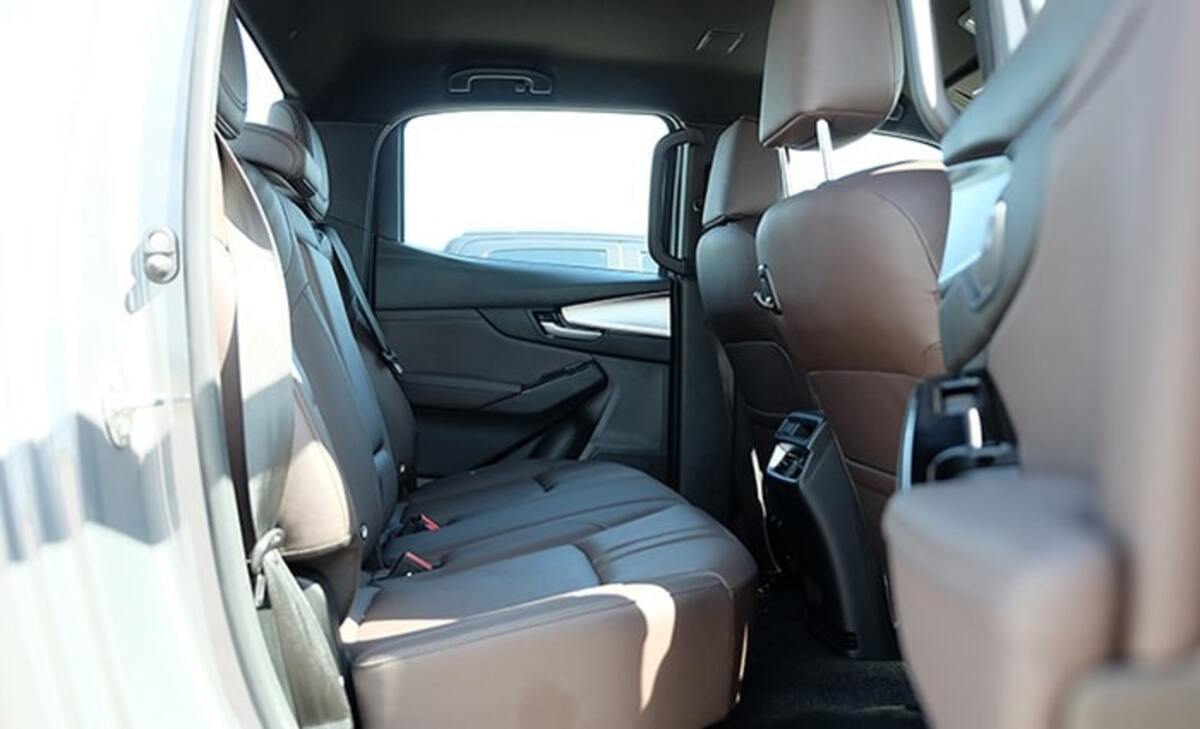 Không gian hàng ghế sau đủ thoải mái cho 3 người lớn ngồi