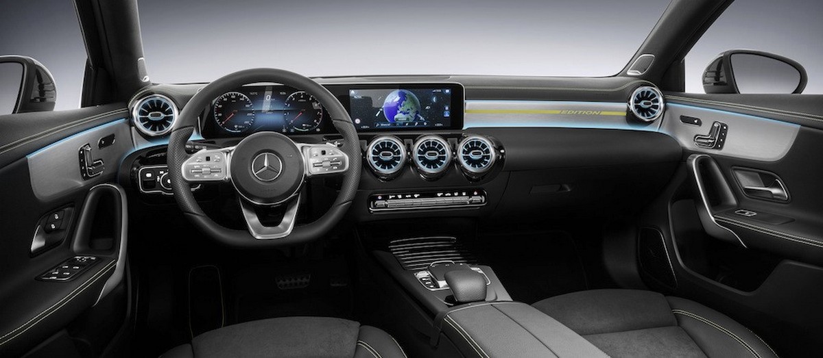 Không gian khoang lái của Mercedes A-class