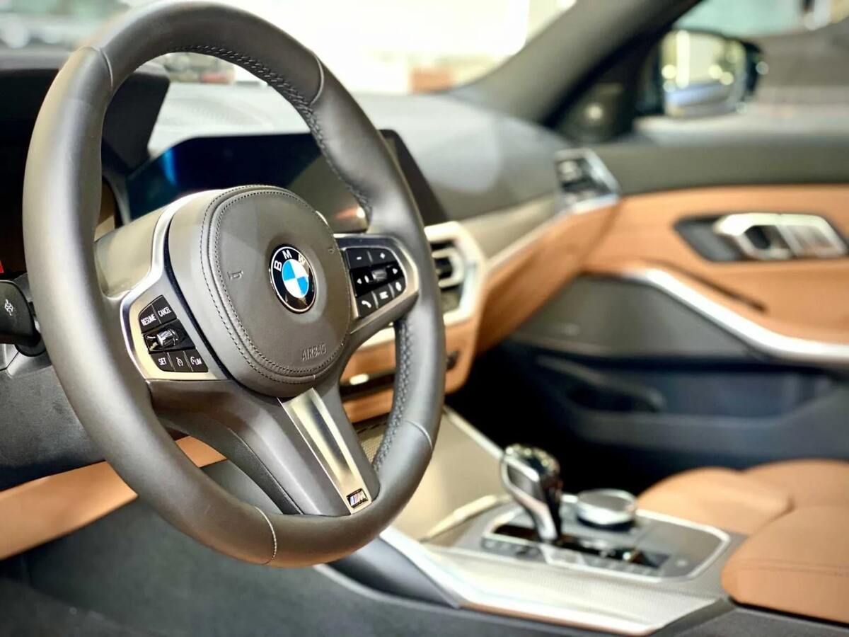 Khu vực táp lô BMW 330i được ốp nhôm Tetragon cao cấp