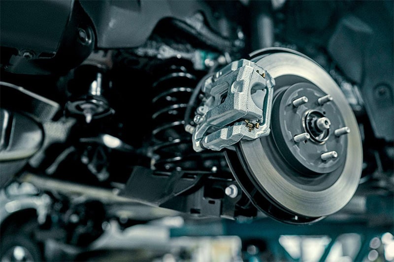 Kiểm tra xe trước khi đi xa phần má phanh xe