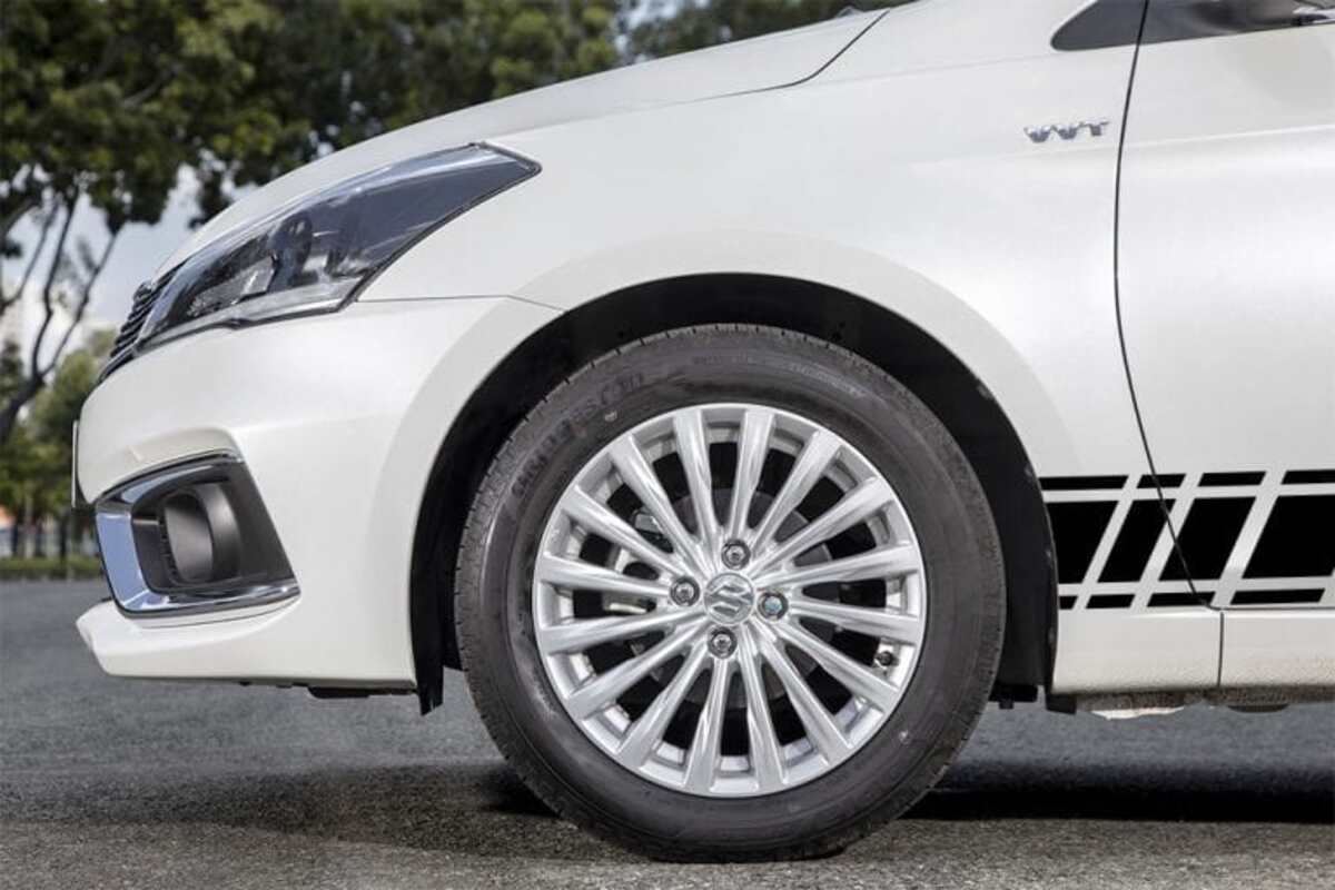 La zăng đa chấu cùng với bộ lốp dày 195/55R16 cho cảm giác xe khỏe hơn