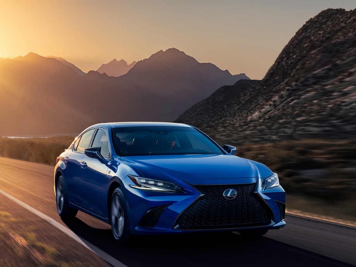 Lexus ES 250 F Sport vận hành êm ái trên mọi cung đường nhờ hệ treo thích ứng
