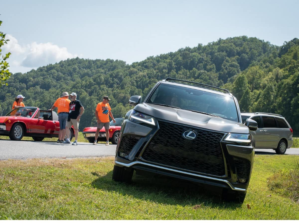 Lexus LX F Sport vận hành êm ái trên mọi địa hình