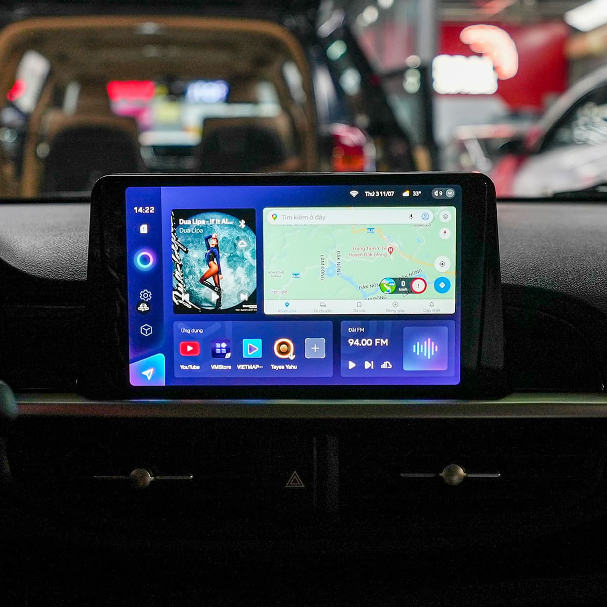 Màn hình cảm ứng 8 inch đặt nổi trên bảng taplo