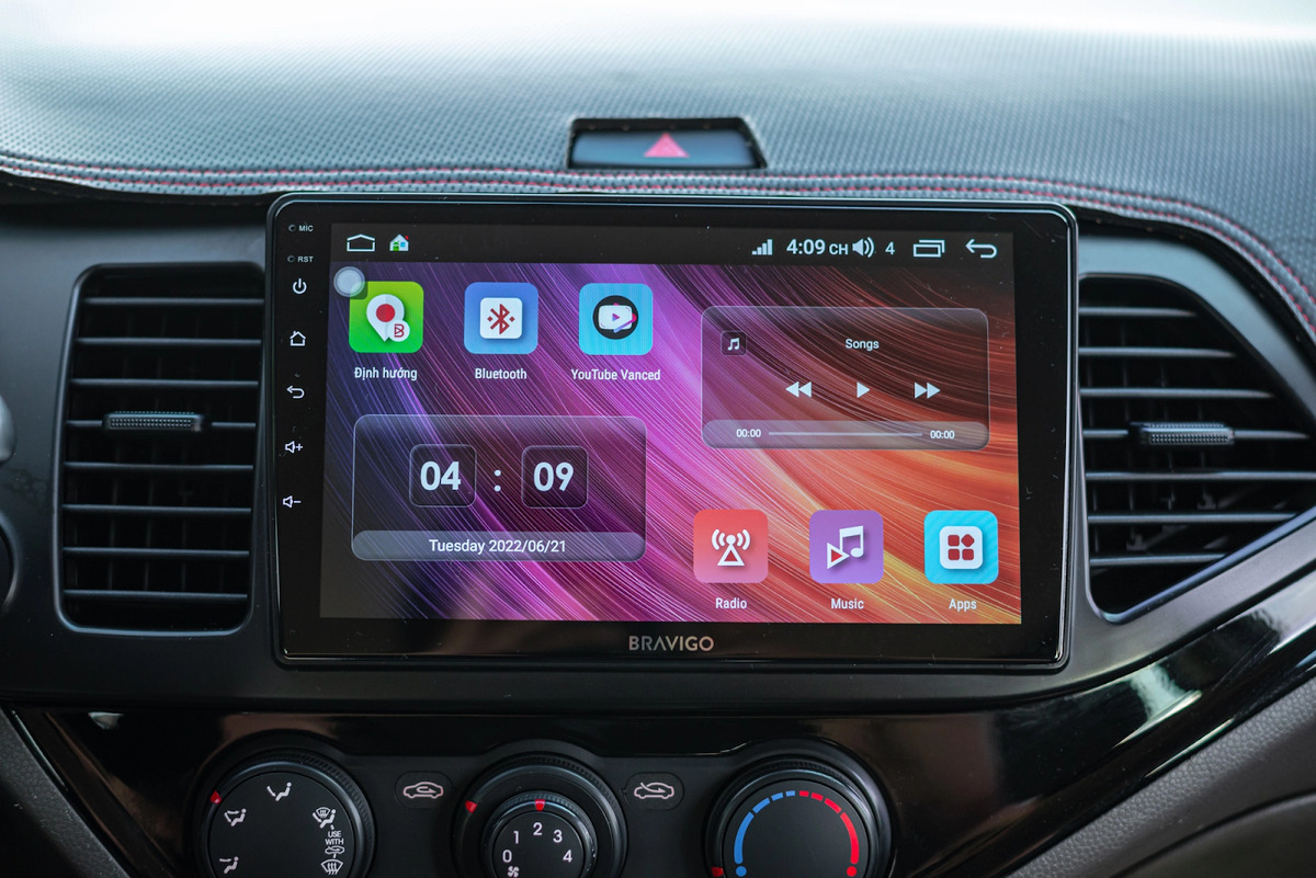 Màn hình điều khiển trung tâm hiển thị mọi thông số vận hành, giải trí