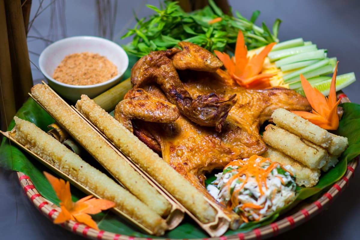 Măng Đen nổi tiếng với gà nướng cơm lam