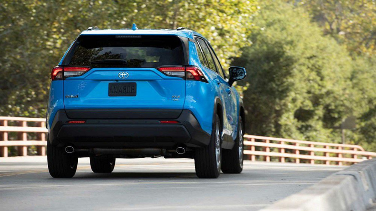 Mặt sau của Toyota Rav4 2020 có thiết kế đơn giản và thanh lịch