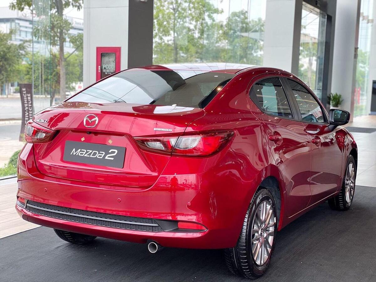 Mazda 2 2022 phần đuôi xe tổng hòa cân đối