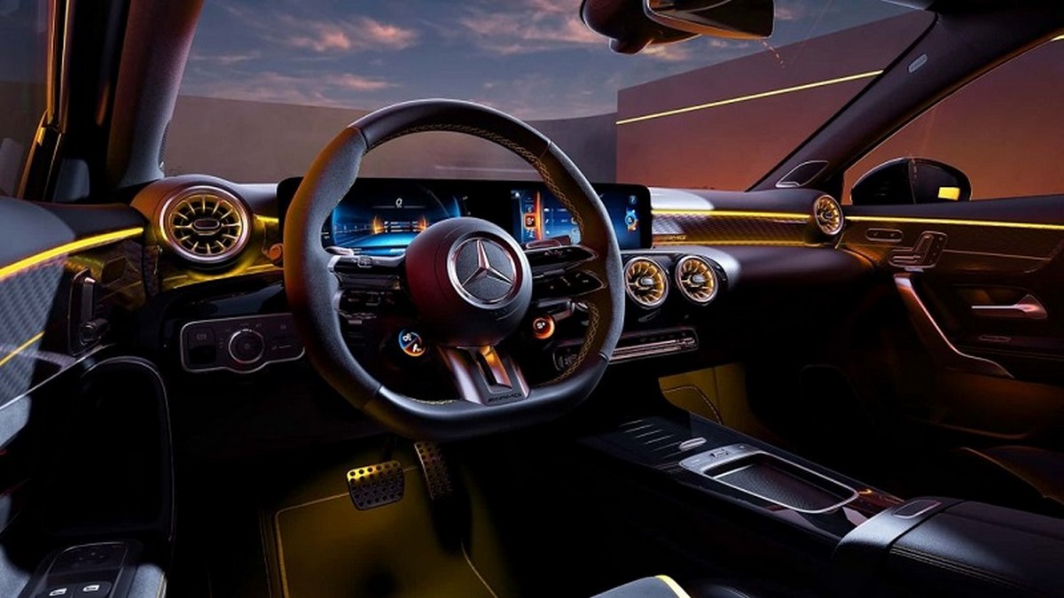 Mercedes AMG A45 sỡ hữu thiết kế sang trọng