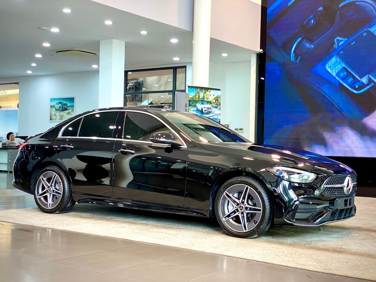Mercedes C300 có hai phiên bản với mức giá chênh lệch khoảng 300 triệu đồng
