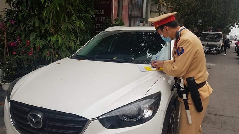 Mức phạt ô tô khi dừng không có tín hiệu – tước GPLX