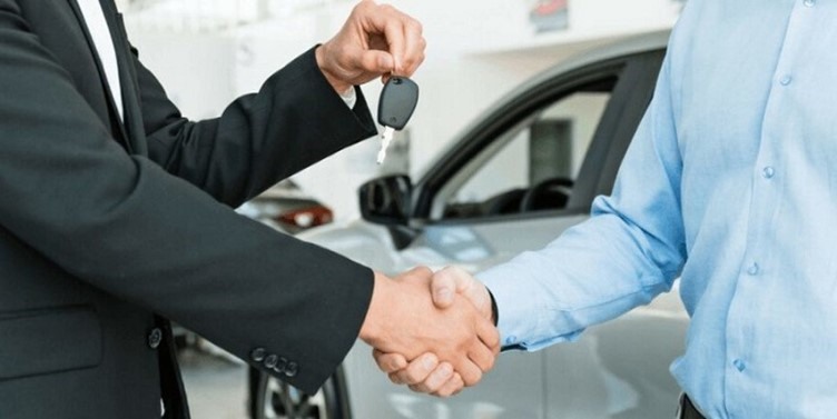 Nên thuê xe tự lái hay thuê tài xế