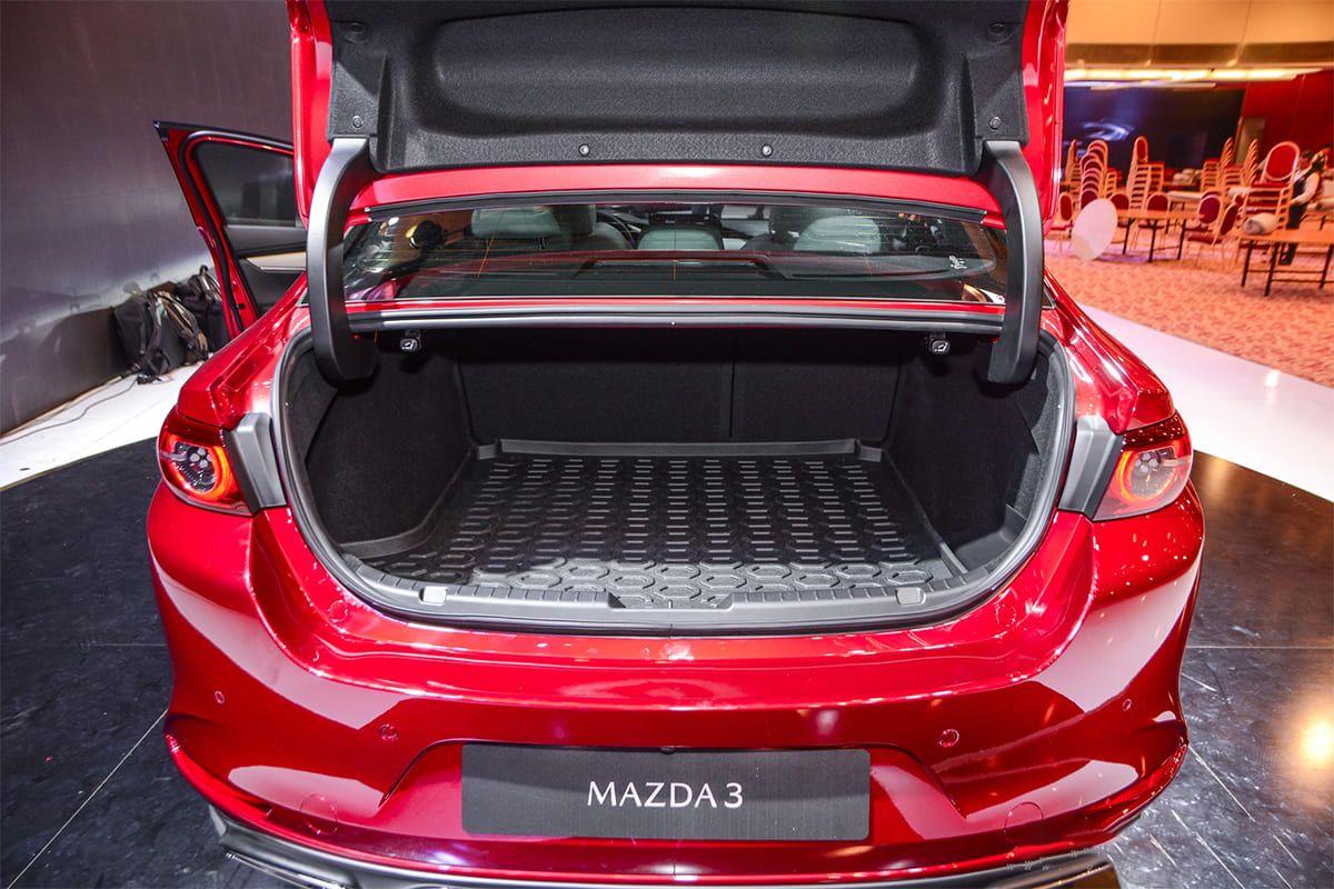 Ngoại thất cốp xe Mazda 3