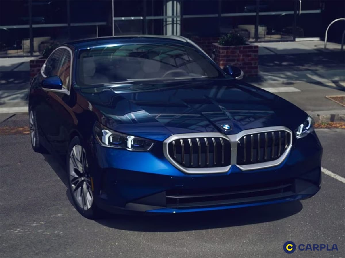 Đầu xe lắp đặt lưới tản nhiệt kích thước lớn, sử dụng đèn Laser tự động bật