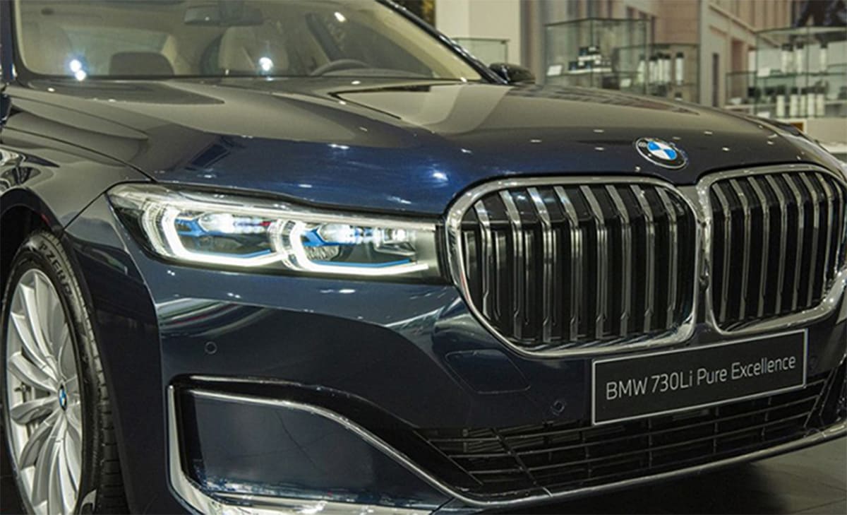 Phần đầu xe 730i nổi bật với lưới tản nhiệt hình quả thận truyền thống của BMW