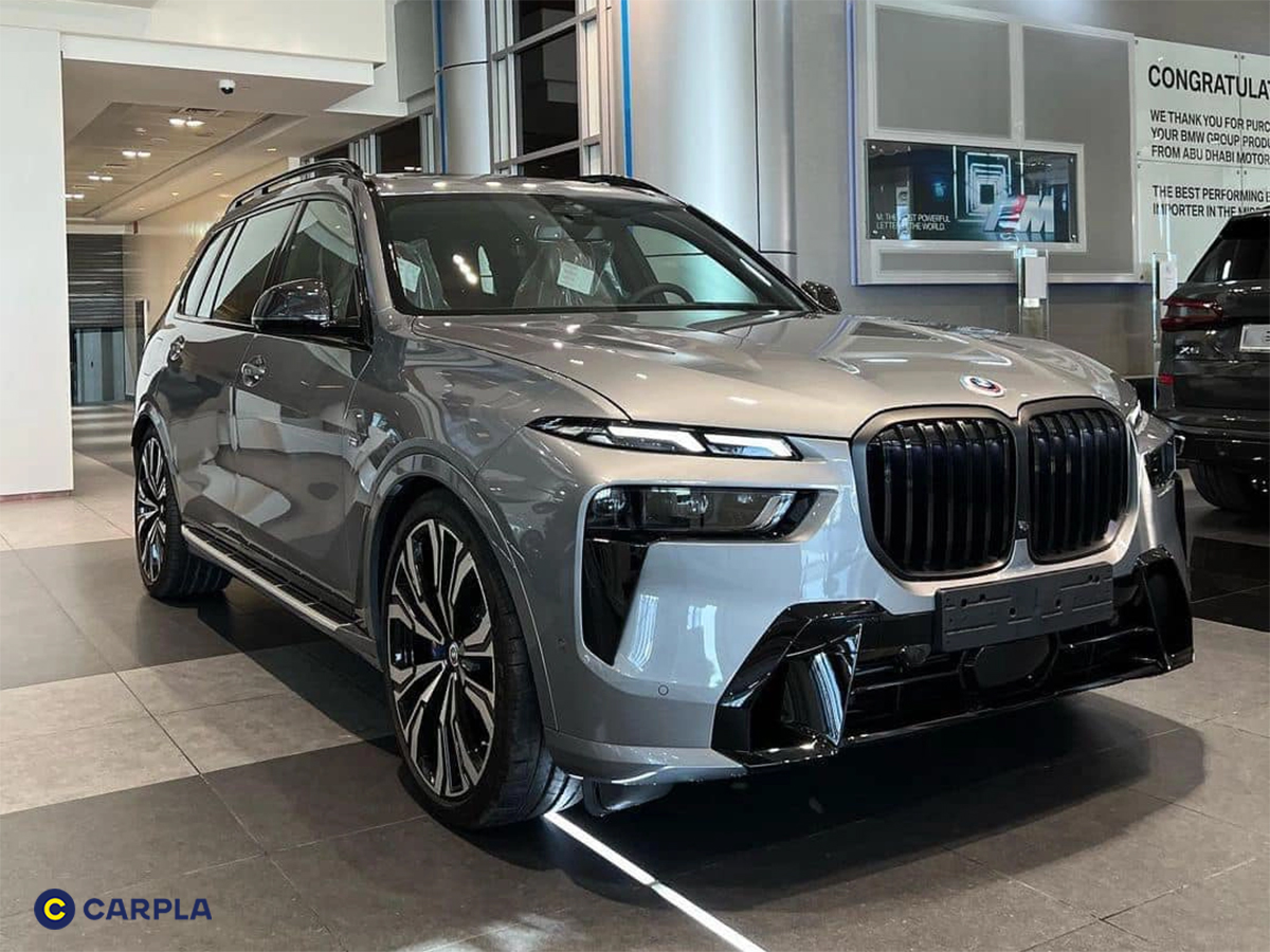 Về phần đầu xe, BMW X7 2023 có một thiết kế hiện đại hơn so với phiên bản trước