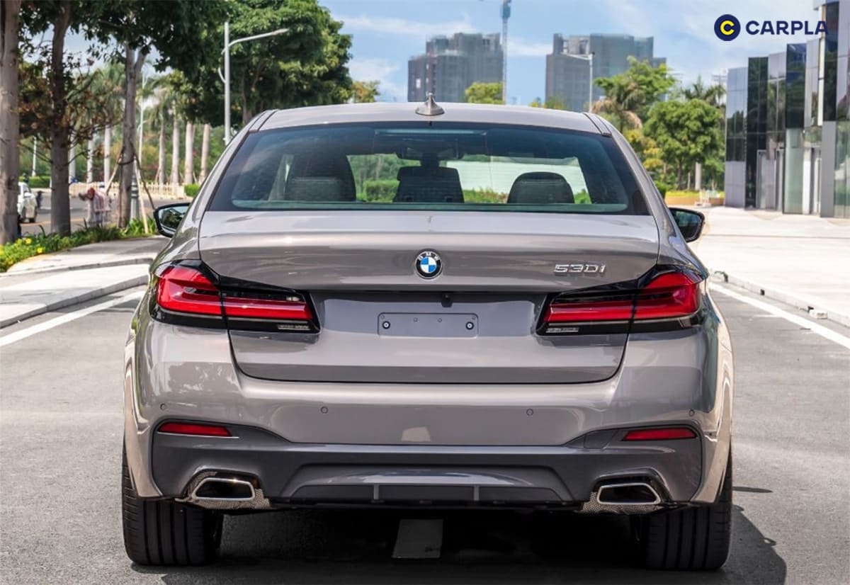 Đuôi xe sử dụng cụm đèn hậu tạo hình chữ L cách điệu