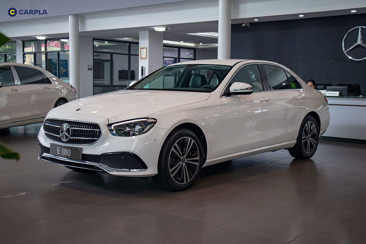 Lưới tản nhiệt có hai nan crom sáng bóng cùng với logo thương hiệu của Mercedes