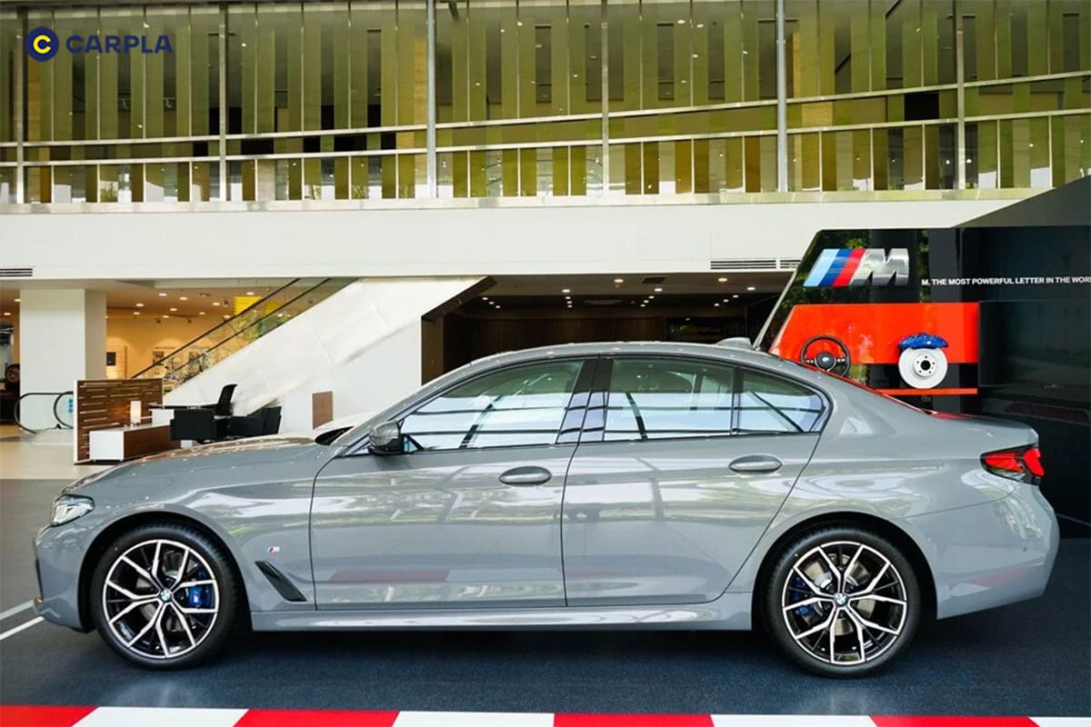 Thân xe trang bị bộ la-zăng 20 inch tạo hình chữ Y, cấu trúc 5 chấu kép độc đáo