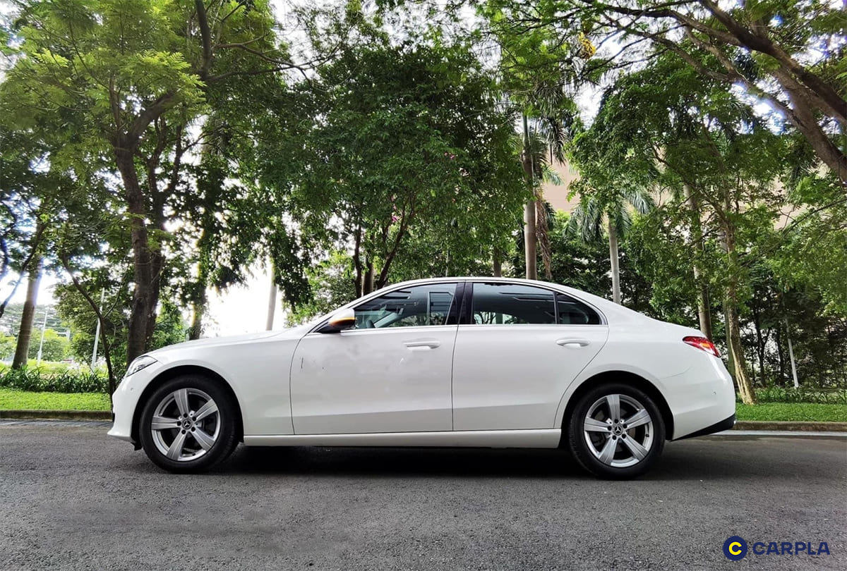 Trục chiều dài cơ sở của Mercedes C200 được kéo dài mang đến không gian rộng rãi hơn