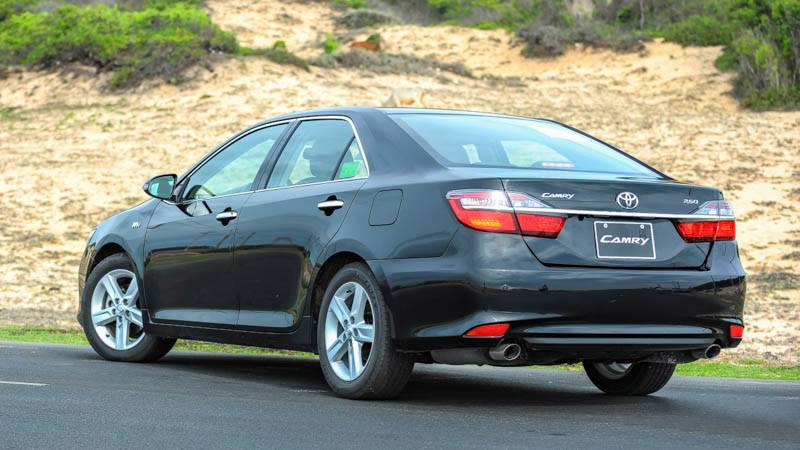Ngoại thất thân xe Toyota Camry 2018