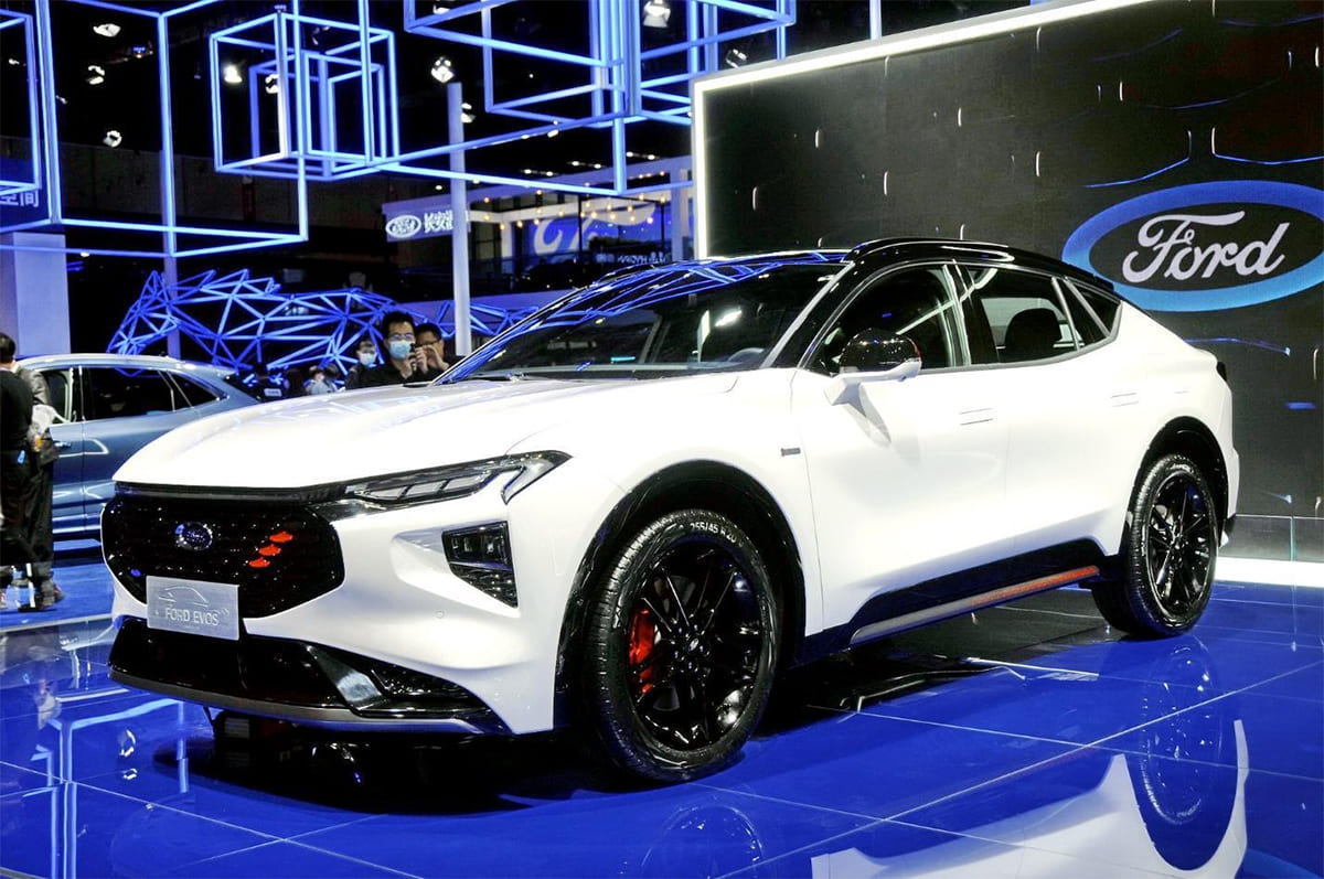 Ngoại thất “điển” với thiết kế SUV lai Coupe
