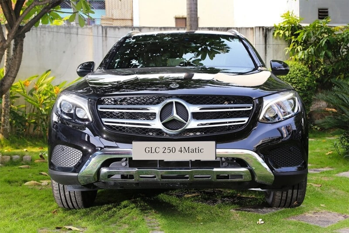 GLC 250 nổi bật với 2 thanh mạ crom sáng bóng có logo ngôi sao 3 cánh ở trên