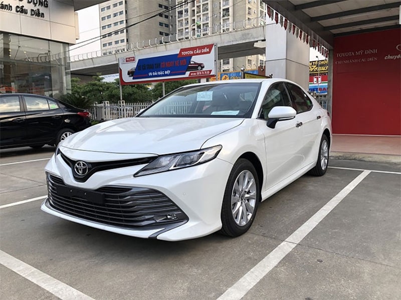 Ngoại thất đầu xe Toyota Camry 2020