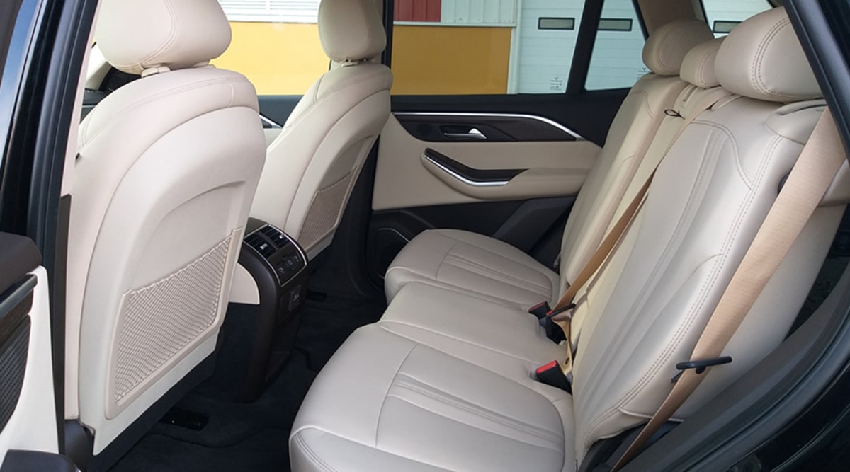 Ngồi thoải mái với ghế ngồi bọc da dễ dàng điều chỉnh góc độ