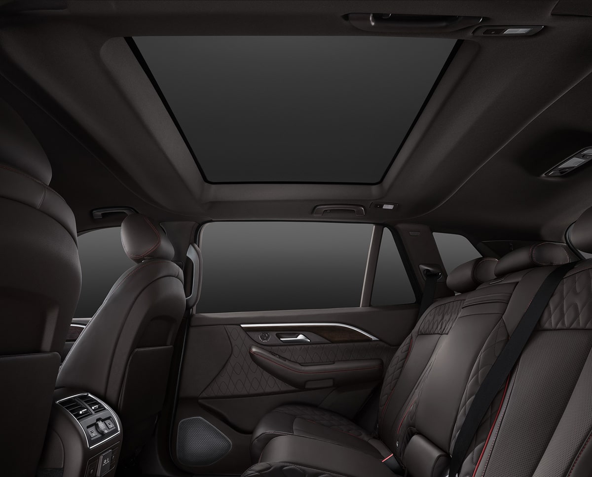 Ngồi thoải mái với hàng ghế da rộng và dễ điều chỉnh