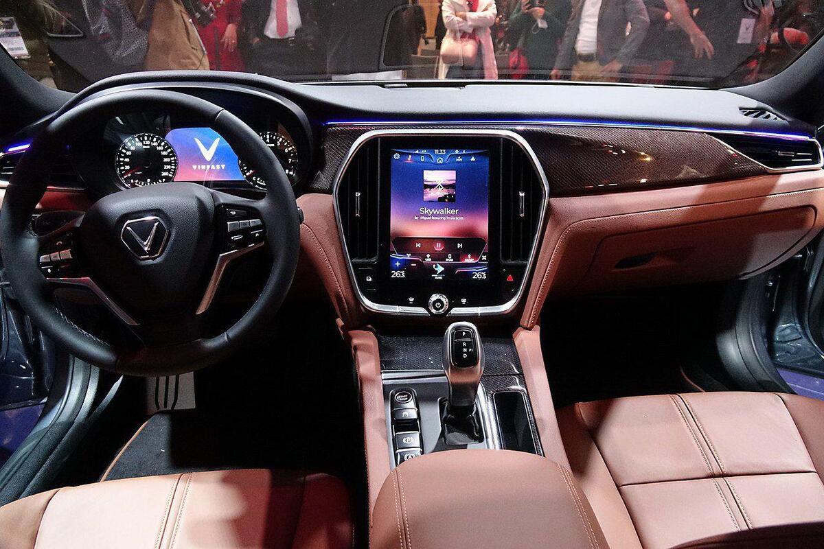 Nhiều tiện nghi thông minh được tích hợp trên Lux A2.0