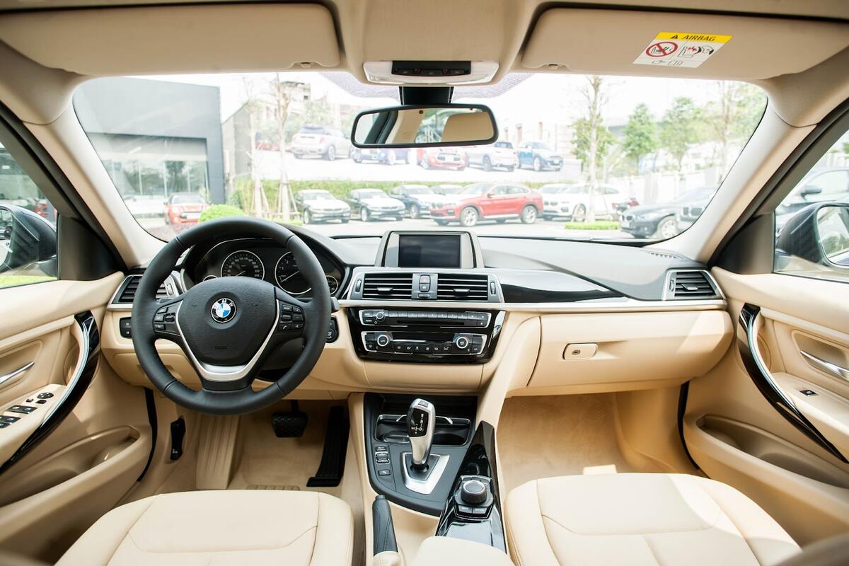 Nội thất của BMW 320i sang trọng và cao cấp với sự chú trọng đến từng chi tiết