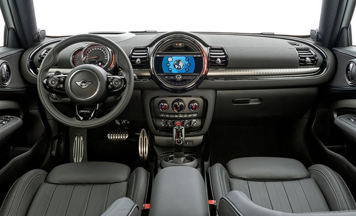 Không gian khoang lái của Mini JCW