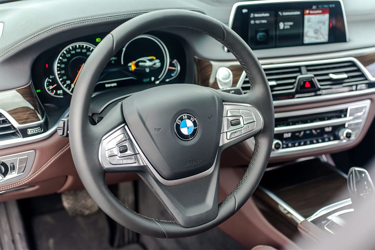 Vô lăng BMW 730i mang lại cảm giác êm tay khi cầm