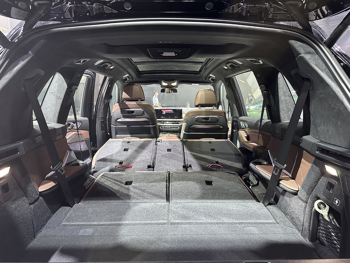 BMW X7 có dung tích khoang hành lý là 300 lít nên đáp ứng nhu cầu vận chuyển đa dạng