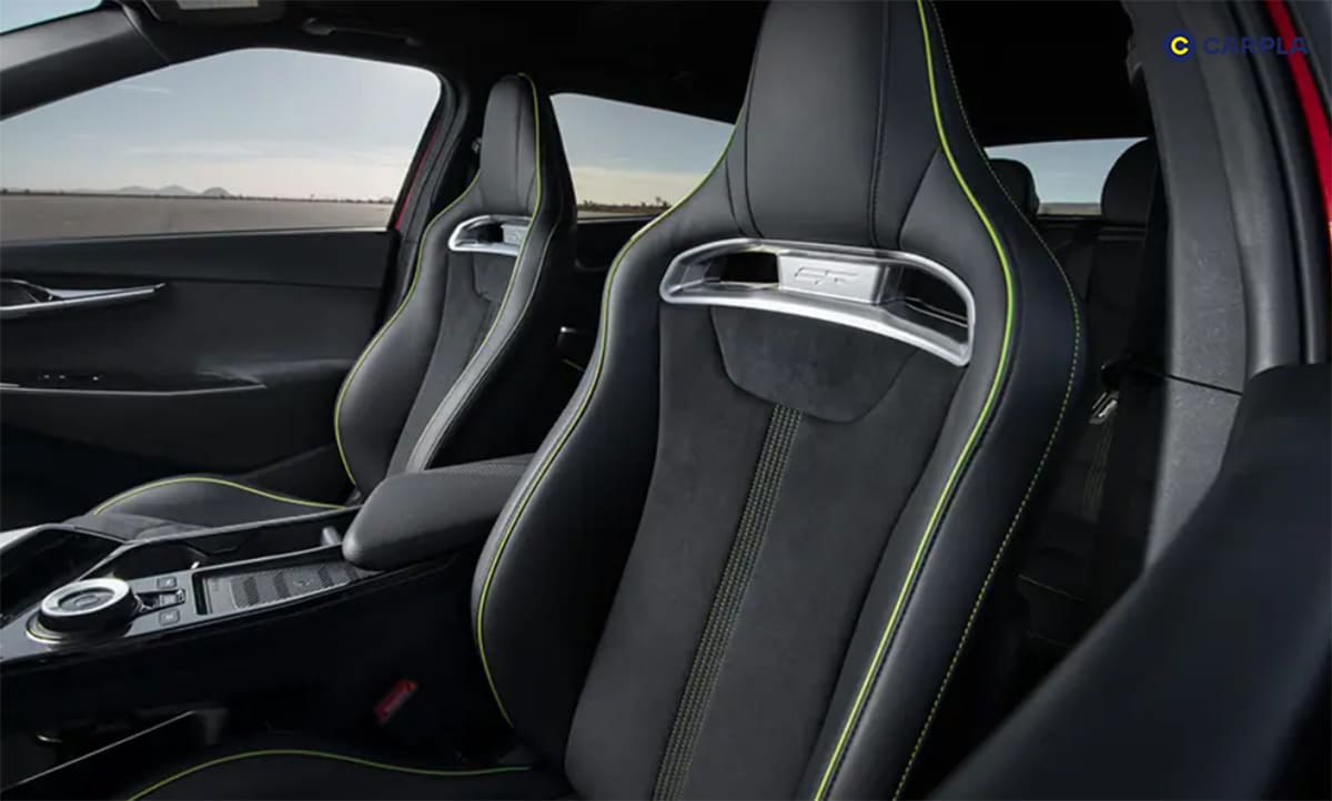 Ghế ngồi thiết kế thể thao mang đến cảm giác cực kỳ thoải mái