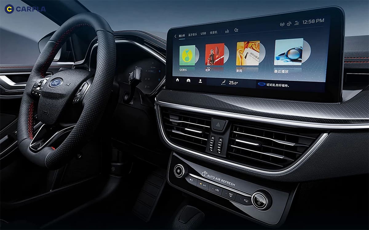 Vô lăng 3 chấu bọc da quen thuộc của Ford