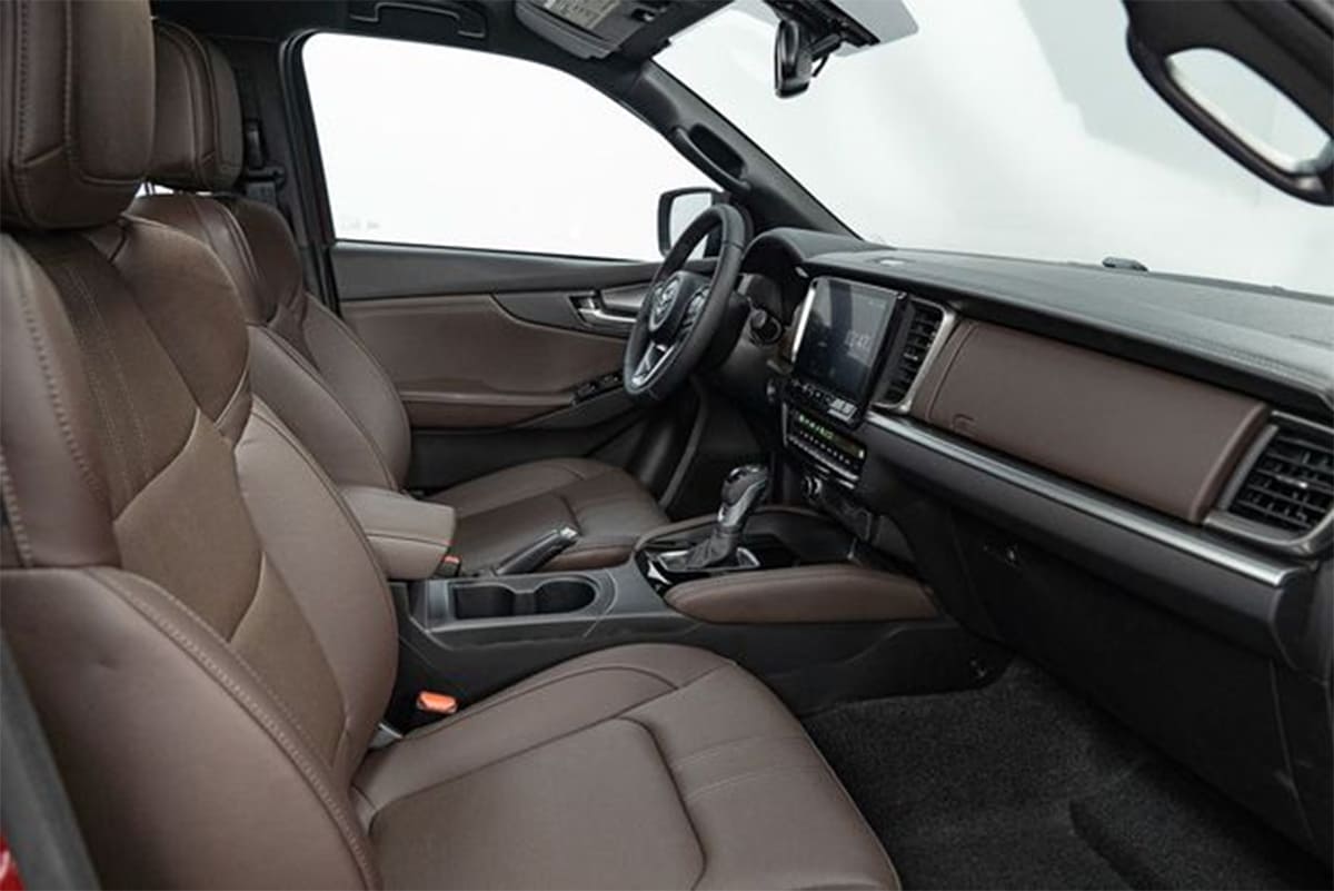 Khoang lái có thiết kế màu nâu làm chủ đạo mang nét đẹp sang trọng