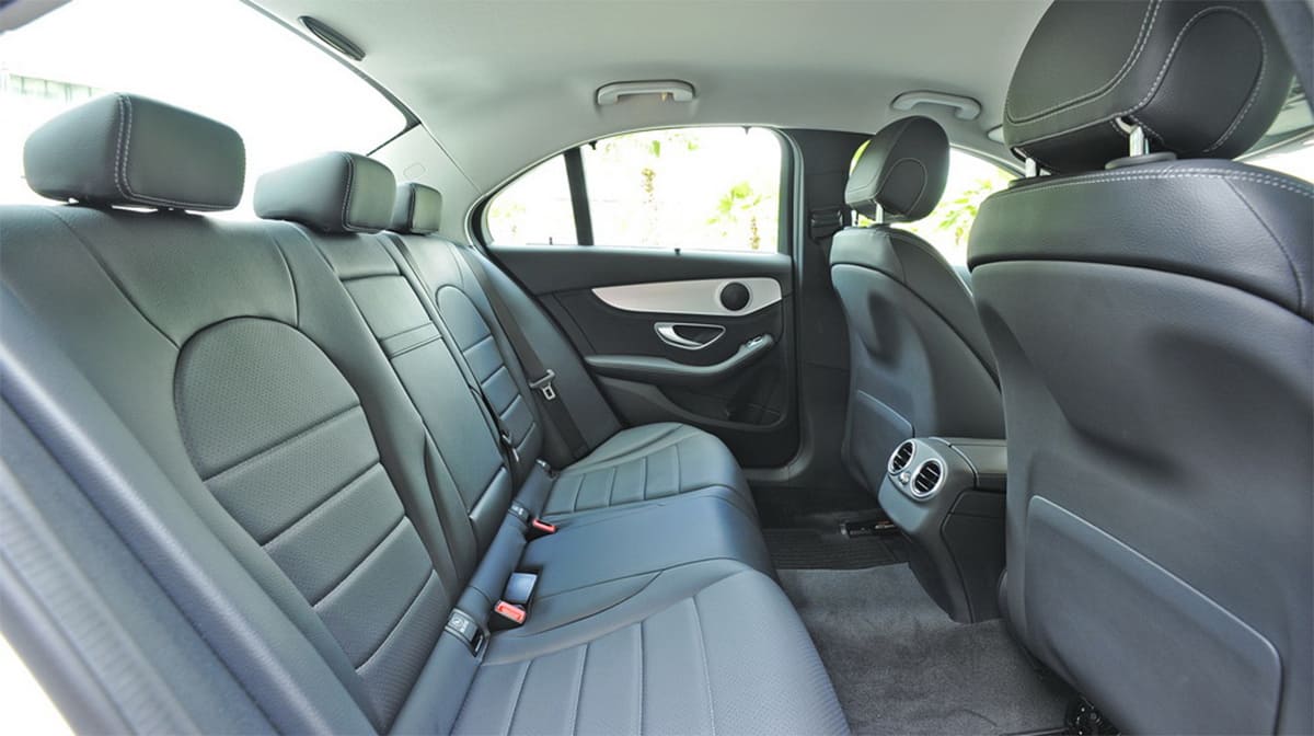 Ghế ngồi Mercedes C200 bọc da cao cấp mang đến sự êm ái tối ưu