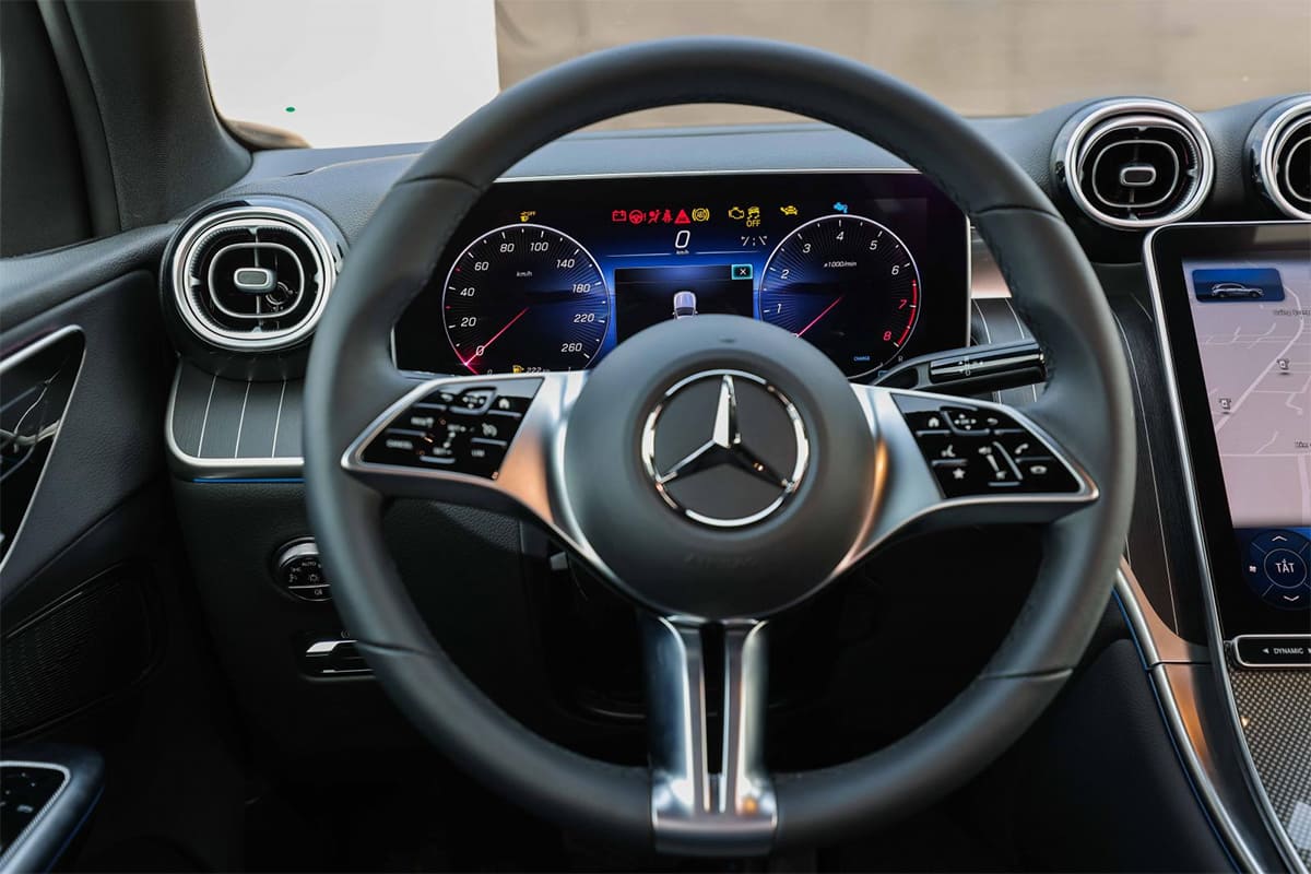Vô lăng nổi bật với logo ngôi sao 3 cánh của Mercedes