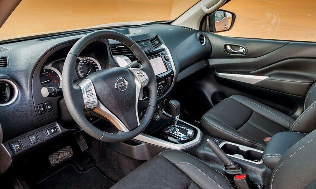 Khoang lái của Nissan Navara 2019 tích hợp nhiều điểm rất hiện đại