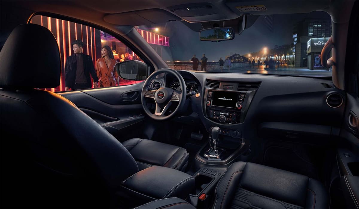 Khoang lái xe Nissan Navara 2021 tích hợp nhiều tiện ích thông minh