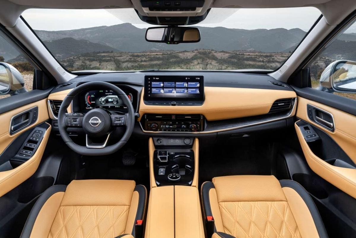 Khoang lái của Nissan X-Trail 2023 rộng, hiện đại và tiện nghi