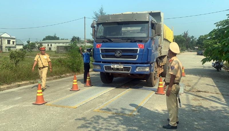 Ô tô chở hàng cồng kềnh phạt bao nhiêu?